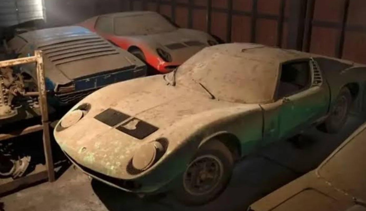 Carro abandonado, sujo e sem uso