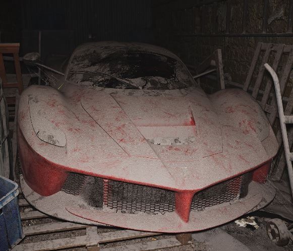 Carro abandonado, sujo e sem uso